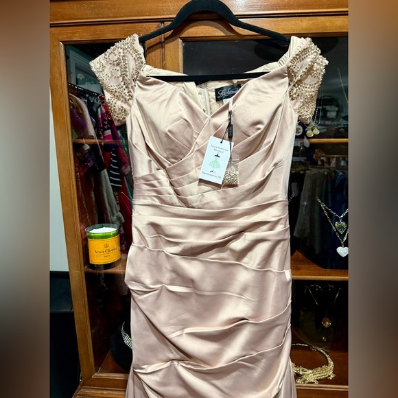 Elegant Champagne La Femme Gown with Beaded Sleeves – Size 4 - Picture 5 of 11